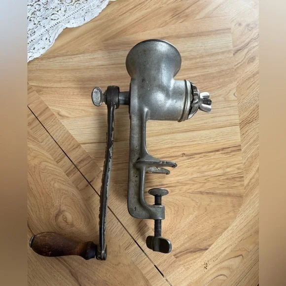 Vintage Meat Grinder Universal No. 2 Food Hand Crank Made In USA - Picture 4 of 7